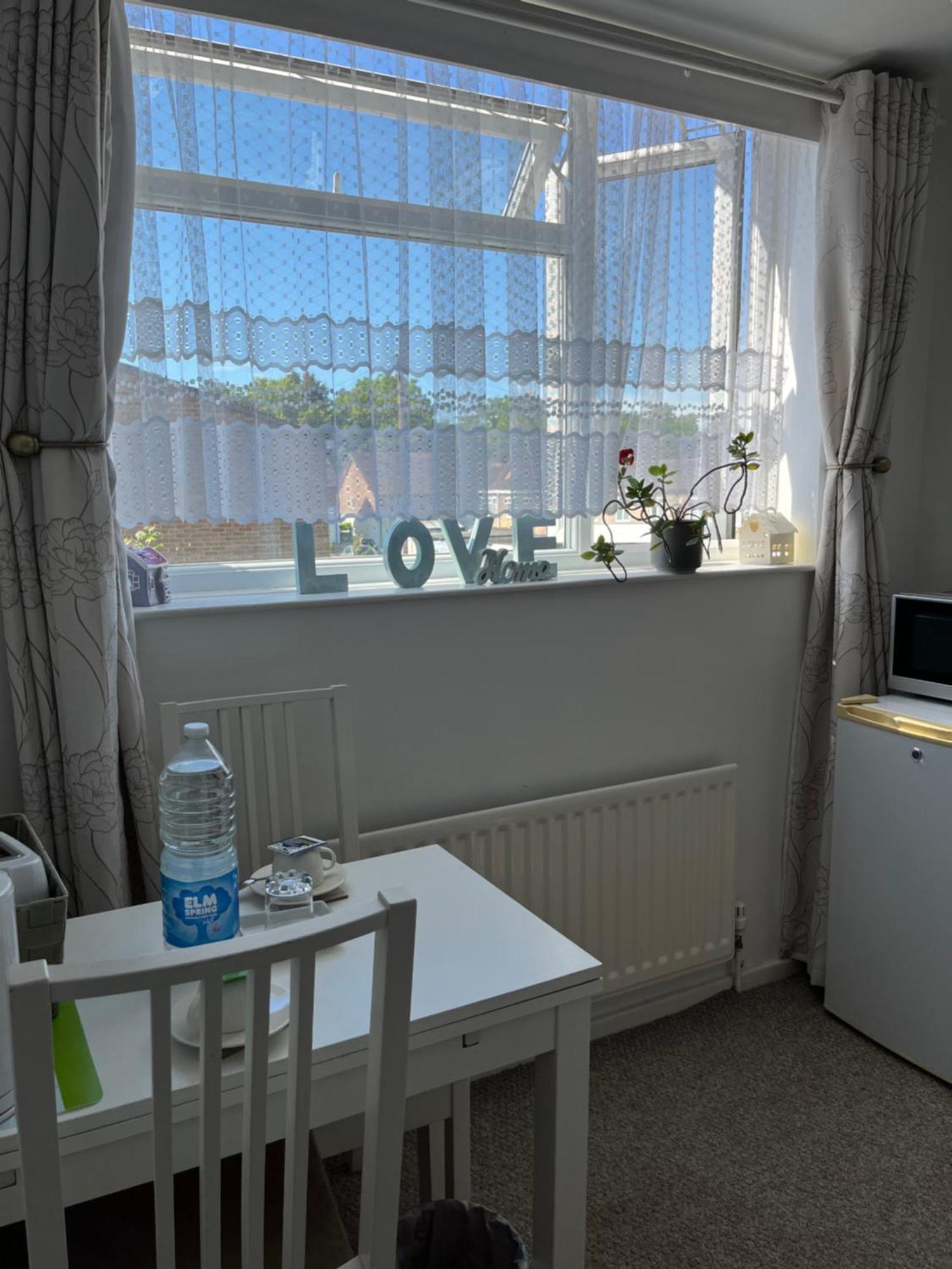 Love & Peace Orpington Ngoại thất bức ảnh